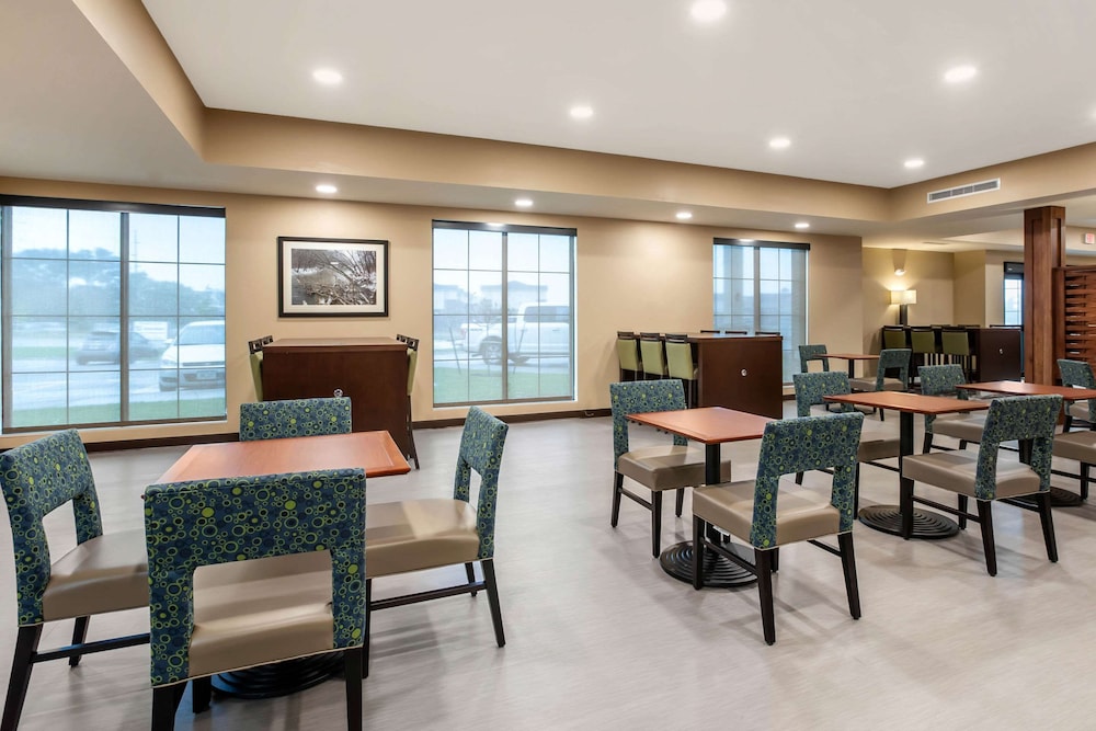 Comfort Inn and Suites Ames Near ISU Campus 36/41