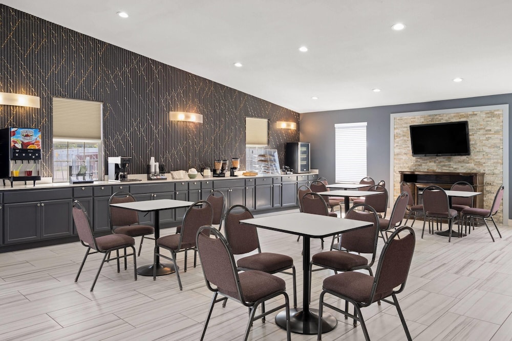 Super 8 by Wyndham Fort Wayne 46/58