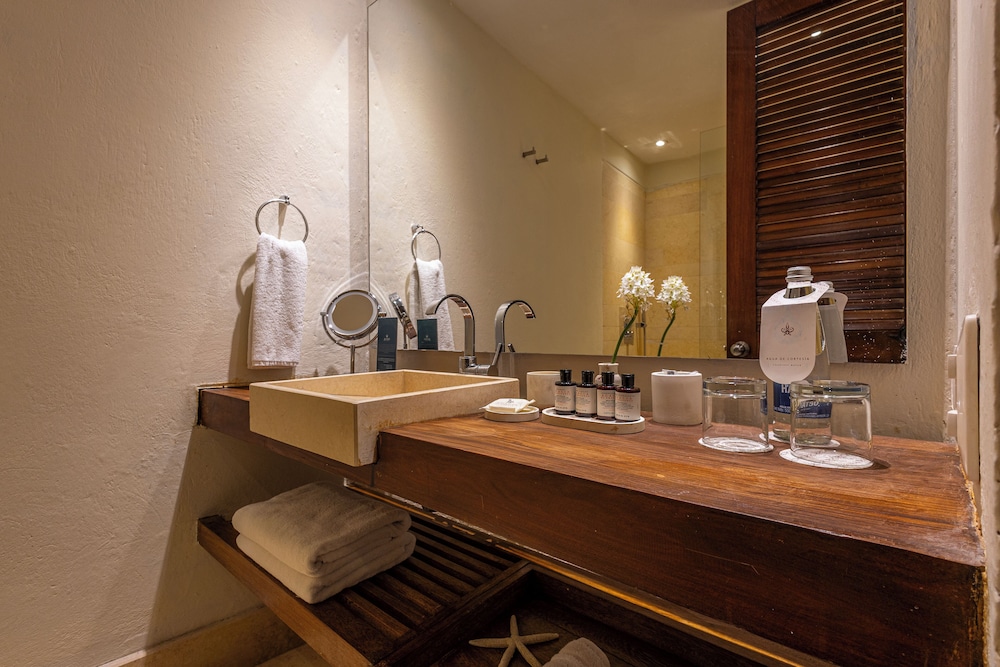 Ananda Hotel Boutique 66/70
