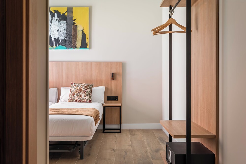 Aerohotel Barcelona Airport 24h 16/32
