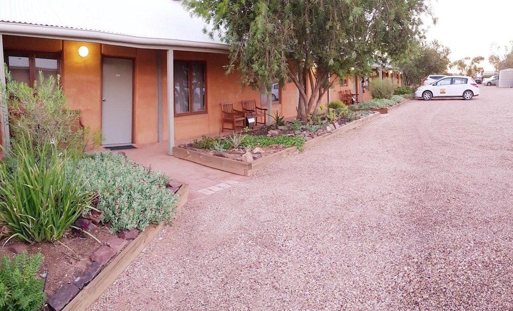 MUD HUT MOTEL 6/57