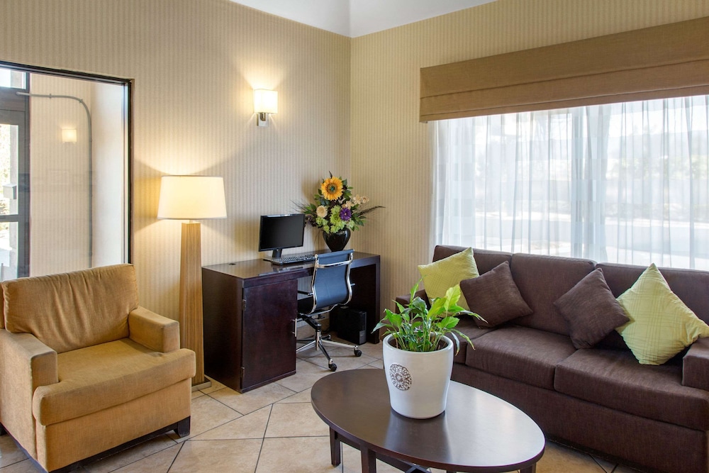 Sleep Inn & Suites Bakersfield North 32/46