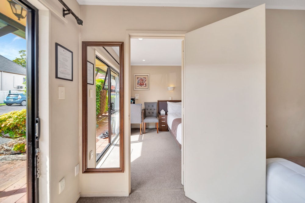 TUDOR COURT MOTOR LODGE 43/70