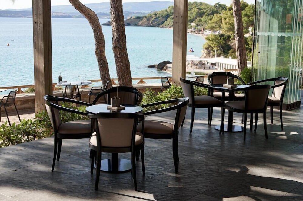 White Rocks Hotel & Bungalows 65/77