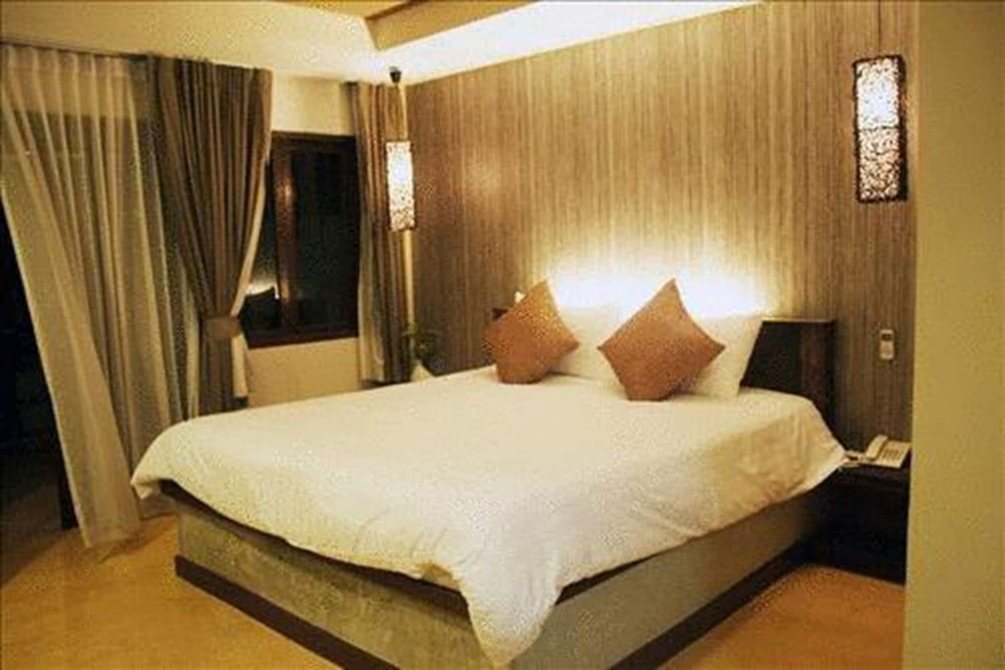 ROOM, POOL SIDE, JETTED TUB