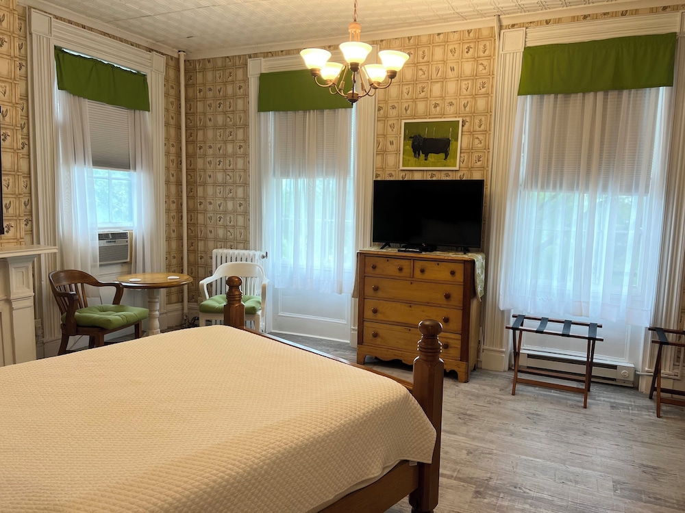 Rogues Harbor Inn 17/50