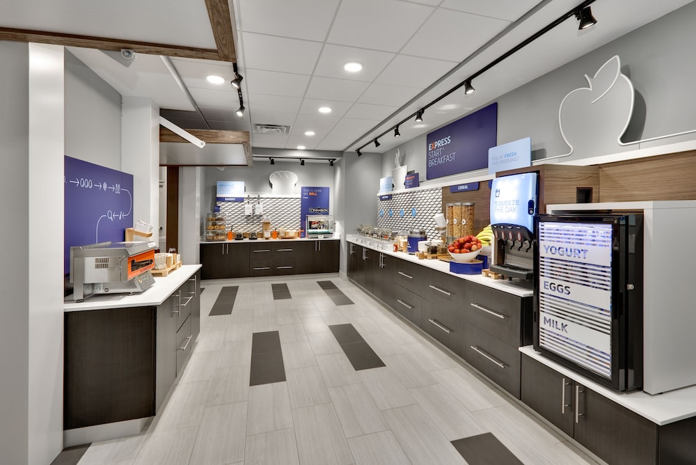 Holiday Inn Express And Suites Plano East 9/48