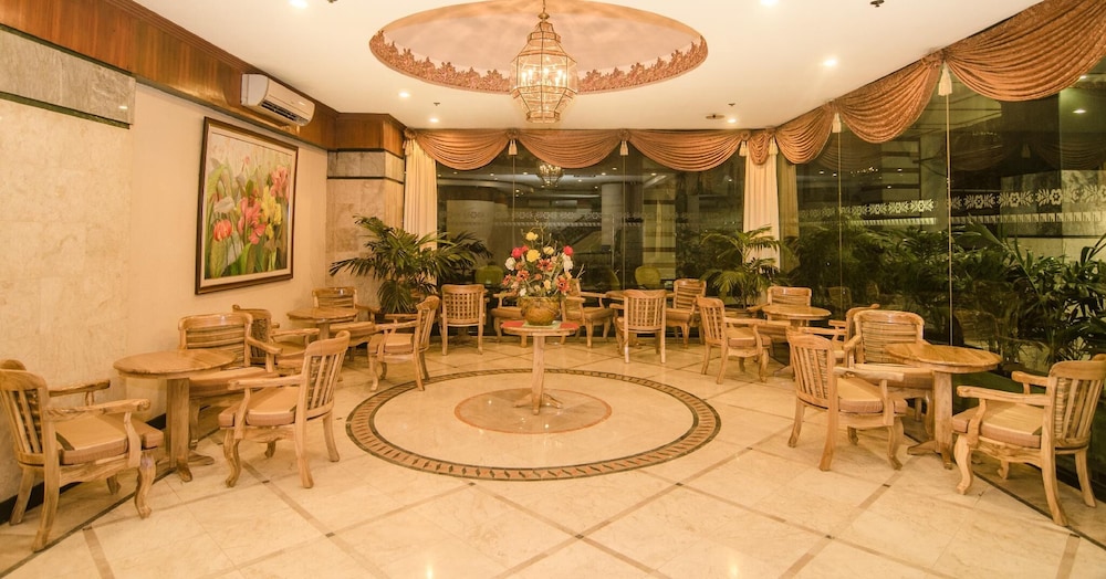 Holiday Plaza Hotel 80/86
