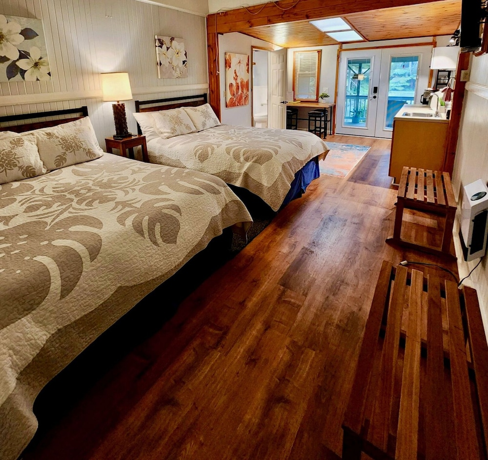 LANAI, GARDEN, STUDIO, KING BED, SOFA, KITCHENETTE