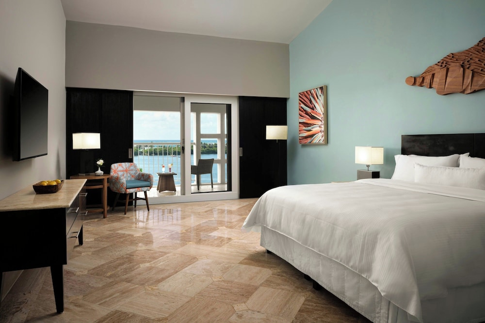 Deluxe, King Bed, Lagoon View, Balcony
