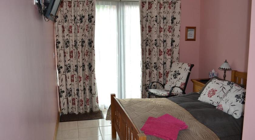 Woodview Bed & Breakfast 6/16