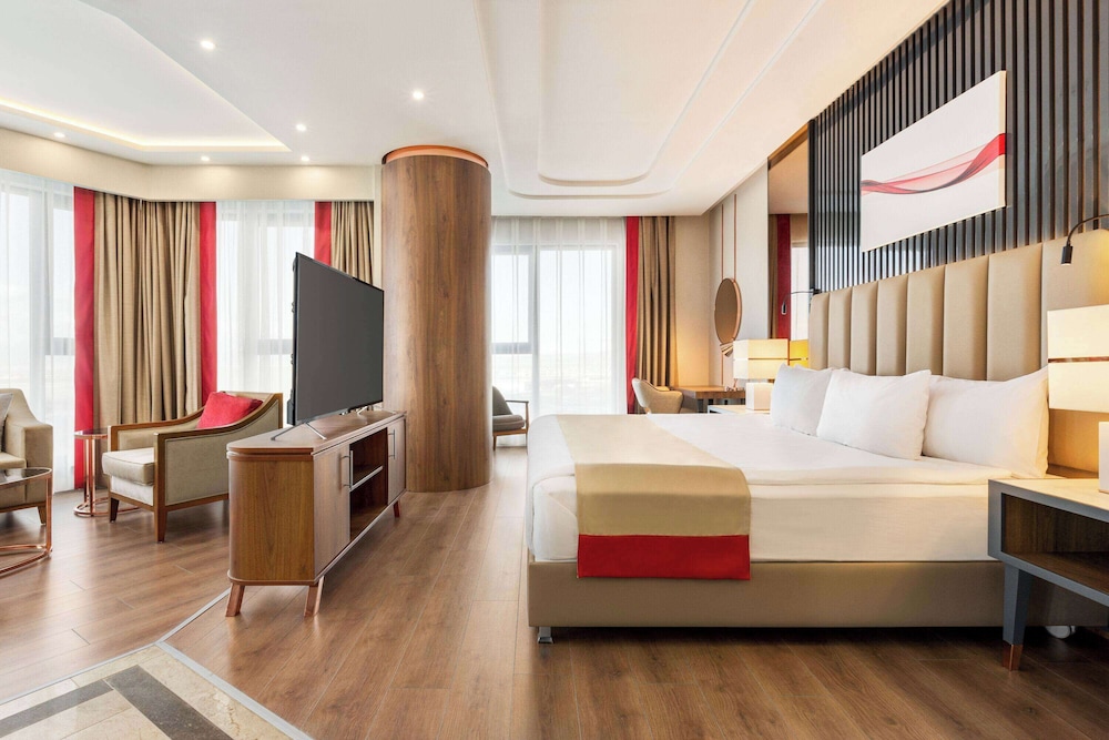 DELUXE, SUITE, KING BED, SMOKING