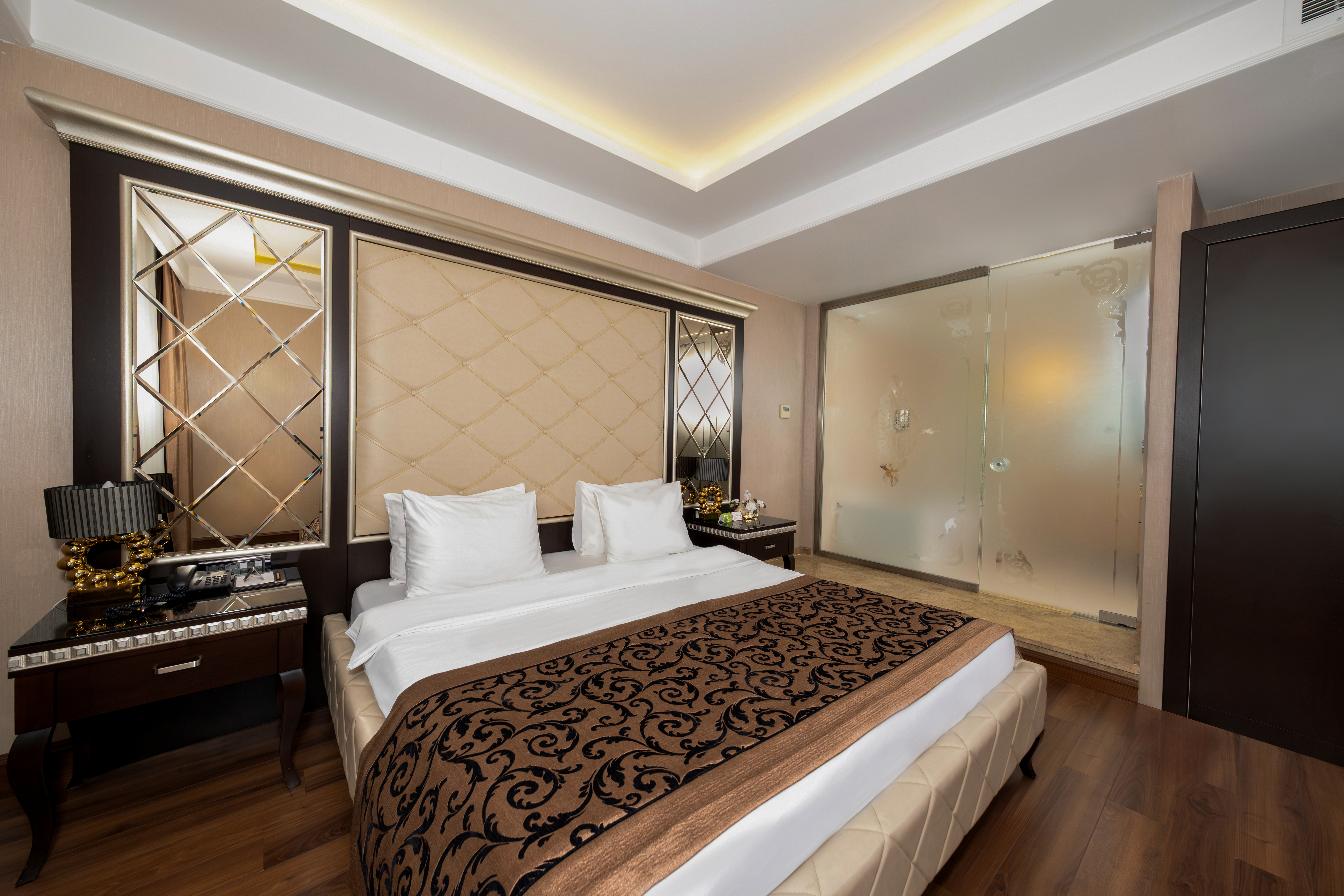 CORNER SUITE