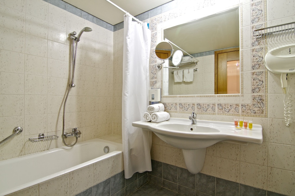 Atrium Ambiance Hotel 45/46