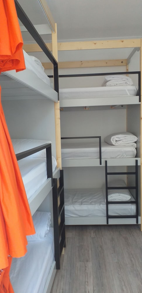 FEMALE DORM, FEMALE ONLY, 6 BEDS, SHARED BATHROOM