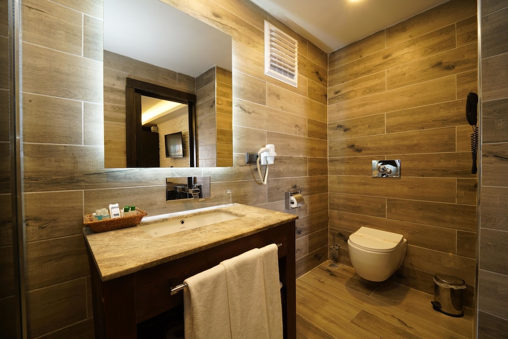 Manaspark Deluxe Hotel 49/50