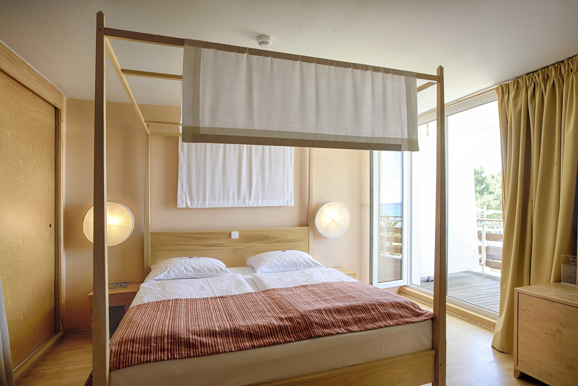 2 BEDROOMS, DELUXE, SUITE, LIVING AREA
