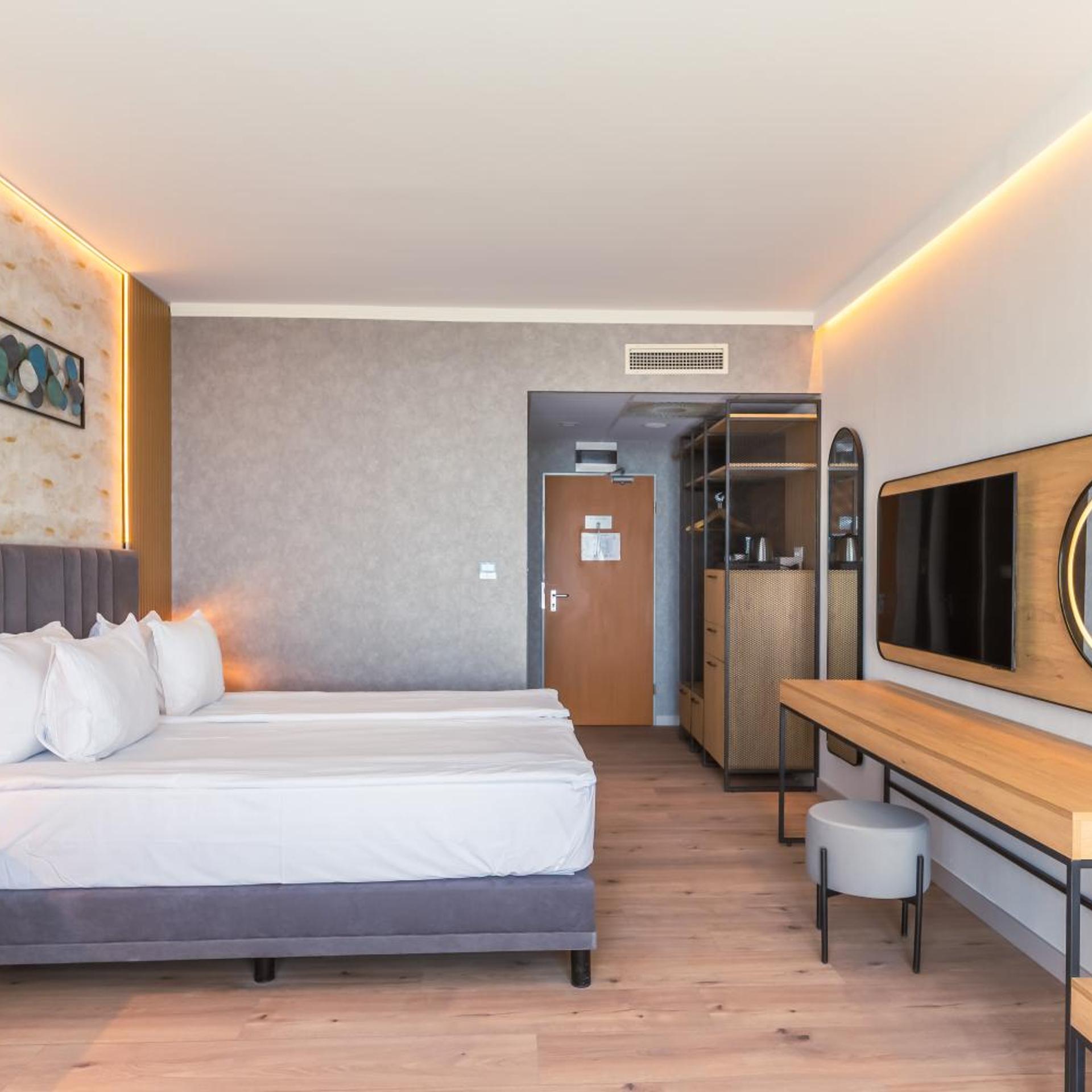 Deluxe, Double Bed, Side Sea View