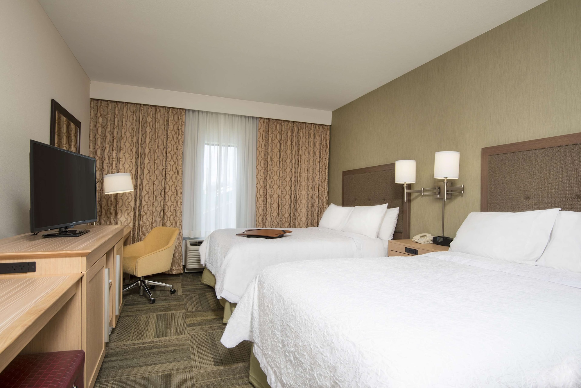 Studio, 2 Queen Beds, Sofa, Accessible