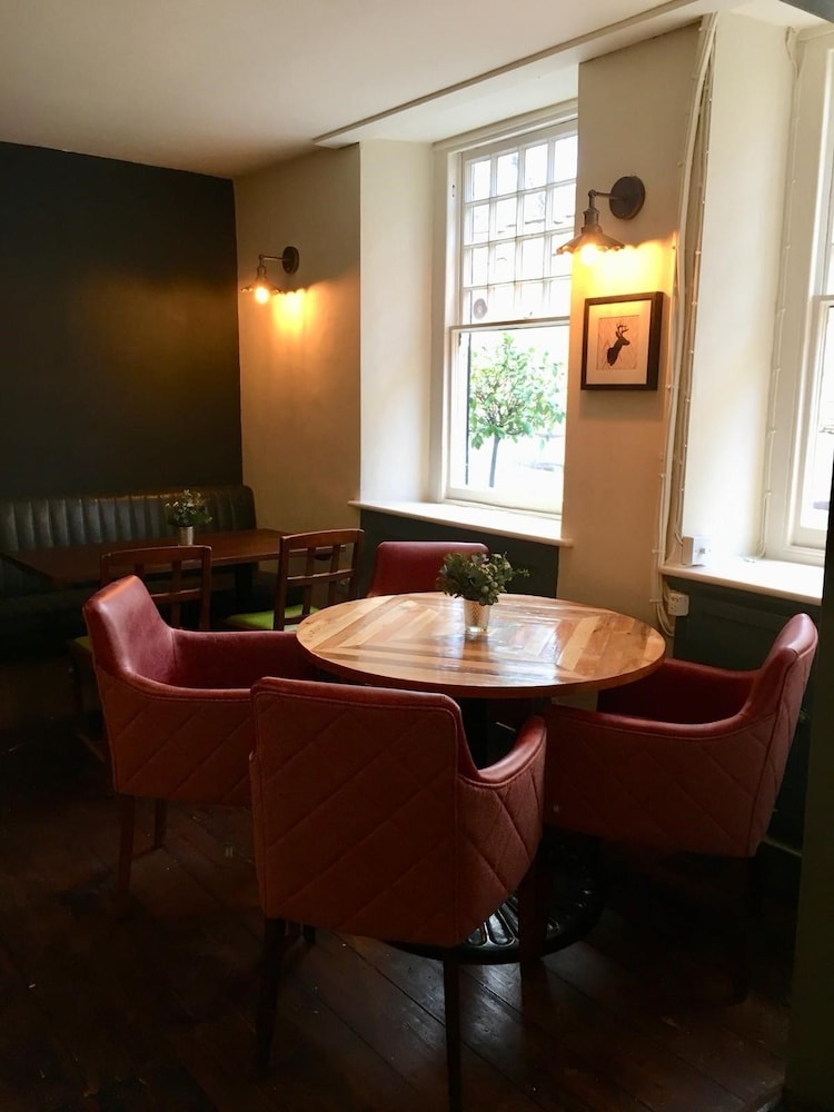 THE WHITE HART HOTEL 44/48