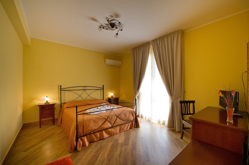 ROOM, QUADRUPLE