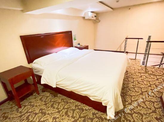 Duplex, King Bed, No Window