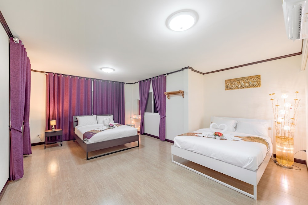 2 BEDROOMS, 3 QUEEN BEDS