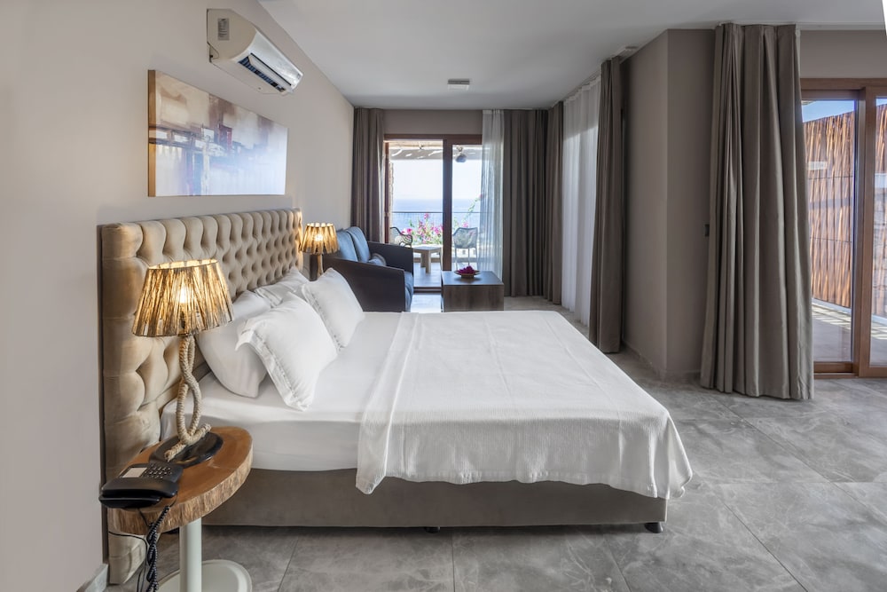 JUNIOR, QUEEN BED, SEA VIEW