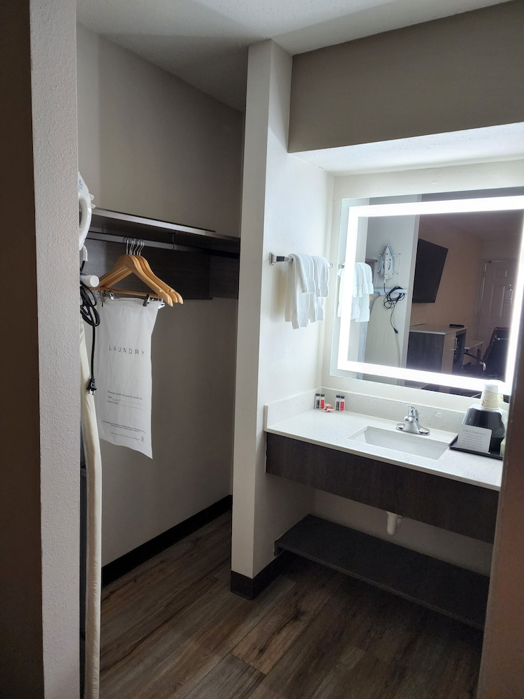 Days Inn by Wyndham Clemson 17/36
