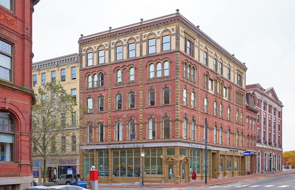 The Docent's Collection at 178 Middle Street 2/37