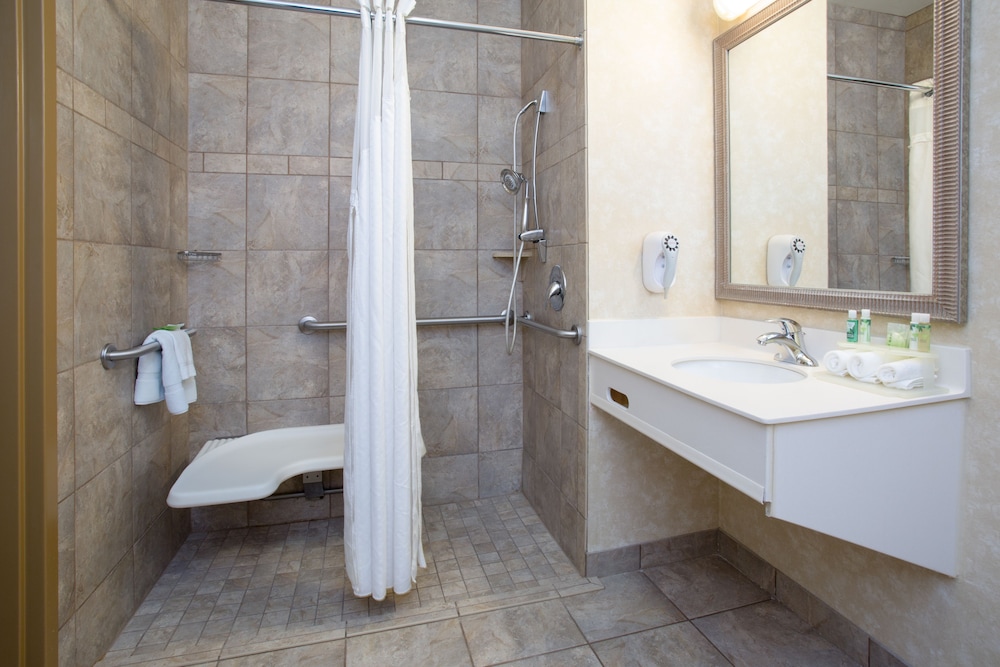 Holiday Inn Express and Suites Minot 19/50