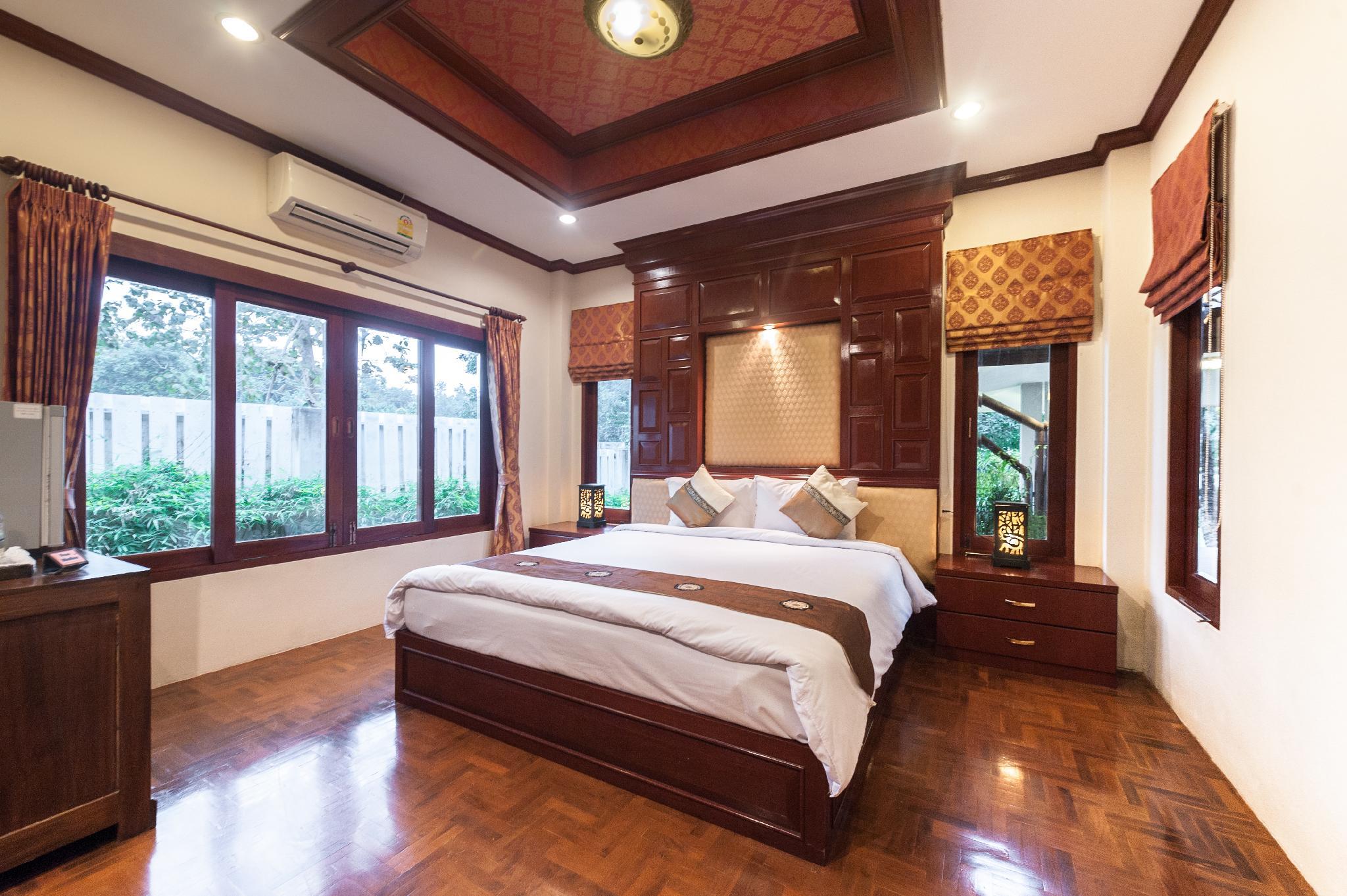 Family, Villa, 2 King Beds, 2 Queen Beds, with Pool