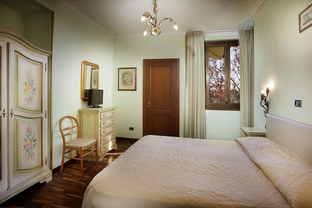 ECONOMY, DOUBLE OR TWIN BED