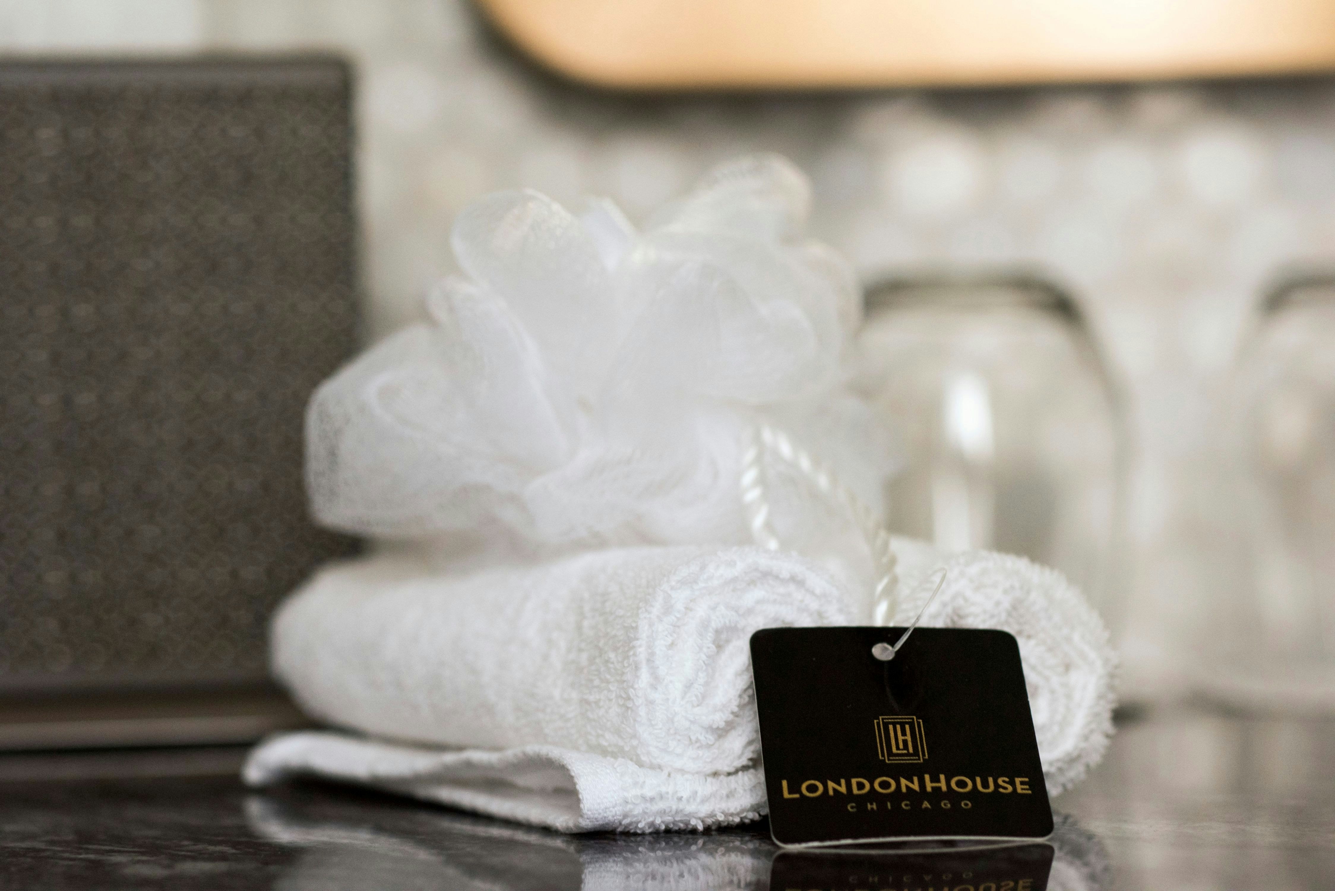 Londonhouse Chicago Curio Collection By Hilton 11/50