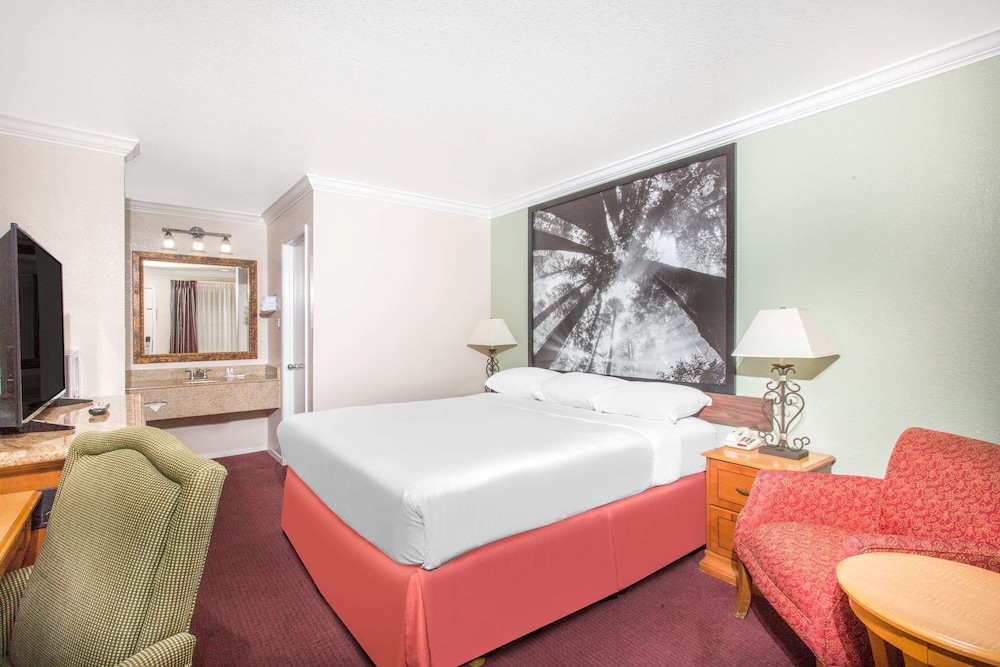 Upper Lake Inn & Suites 10/28