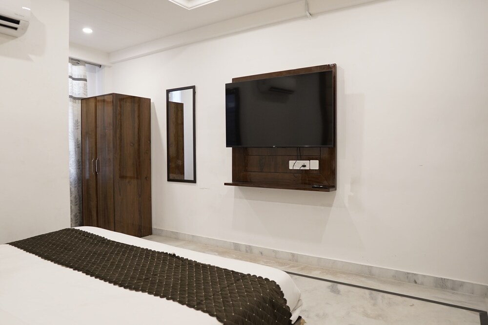 Oyo 12206 Hotel The Black Gold 10/50