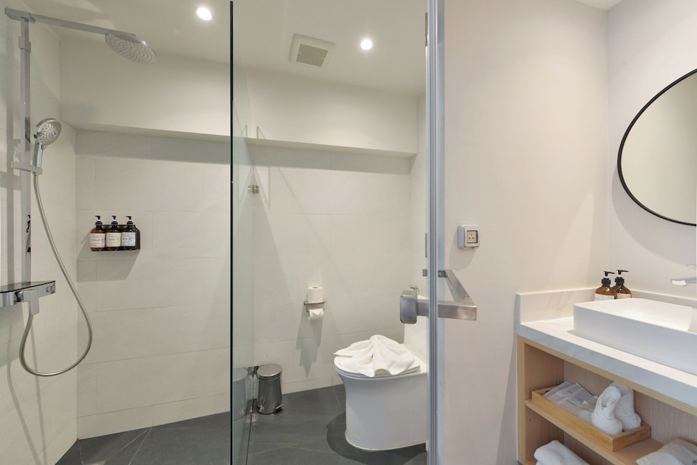 March Hotel & Suite Riverside 55/60
