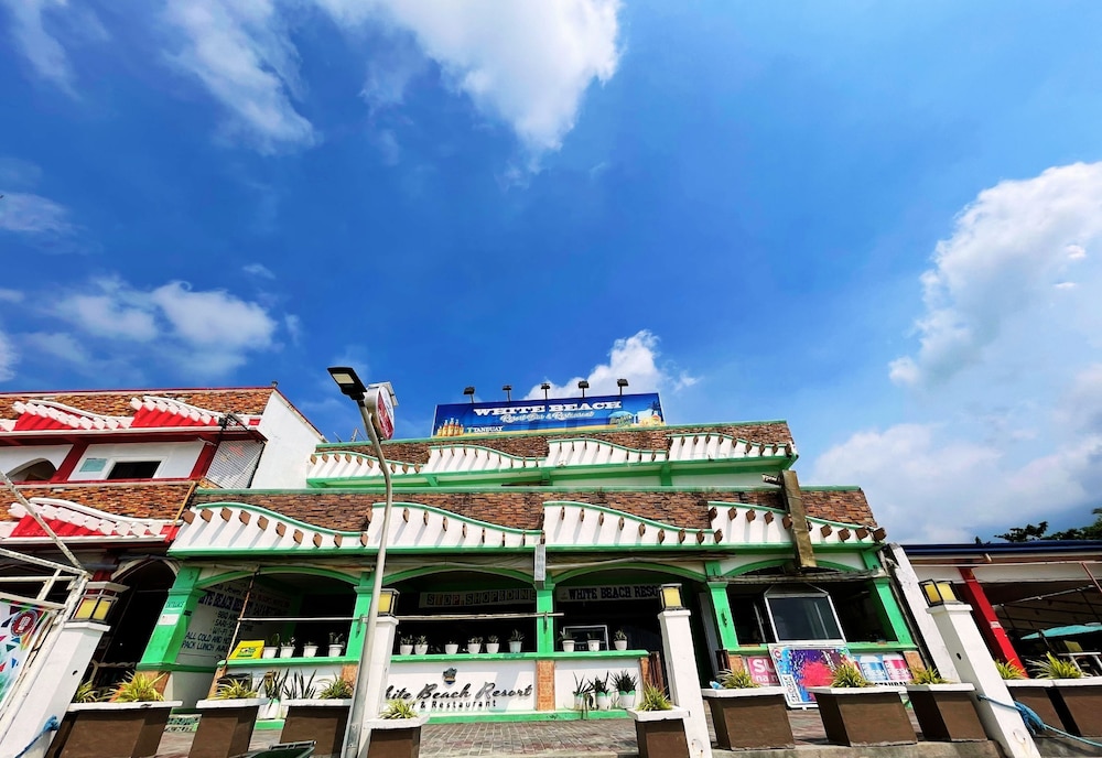 White Beach Hotel Bar And Restaurant 6/90