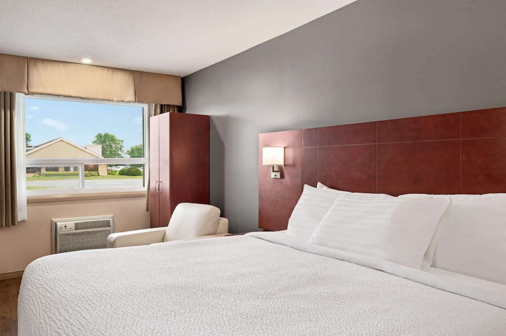 Room, King Bed, Main Floor