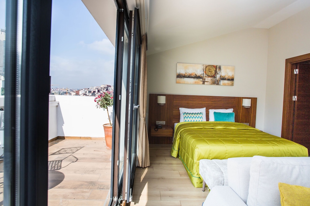 1 BEDROOM, FAMILY SUITE
