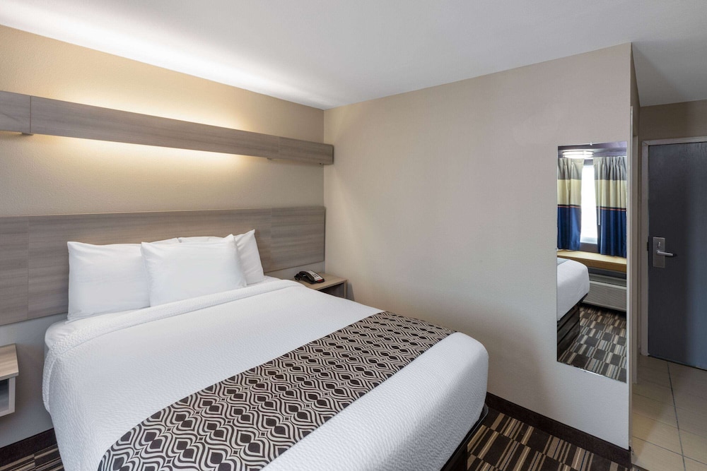 ROOM, QUEEN BED