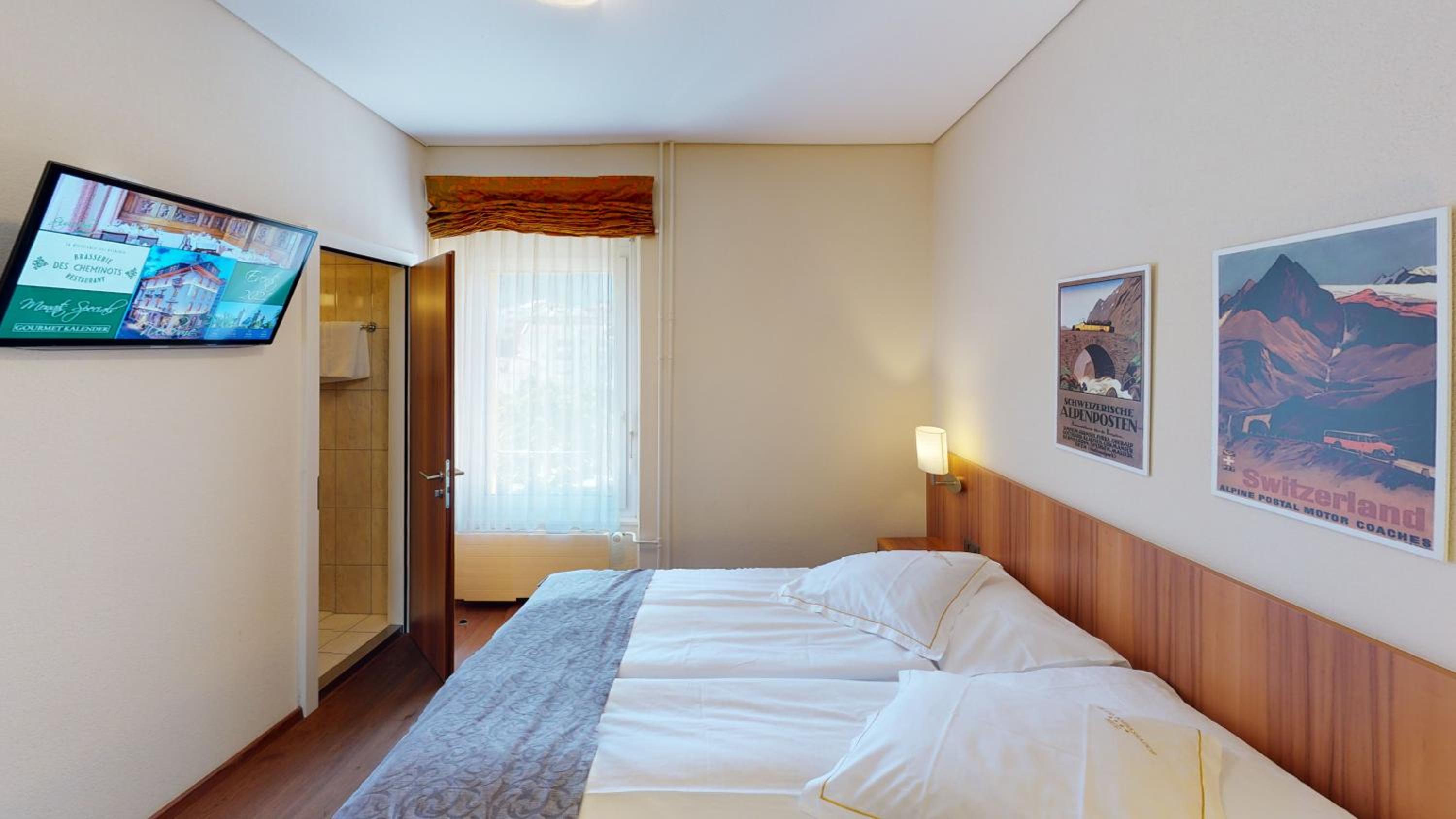غرفة بسرير مزدوج