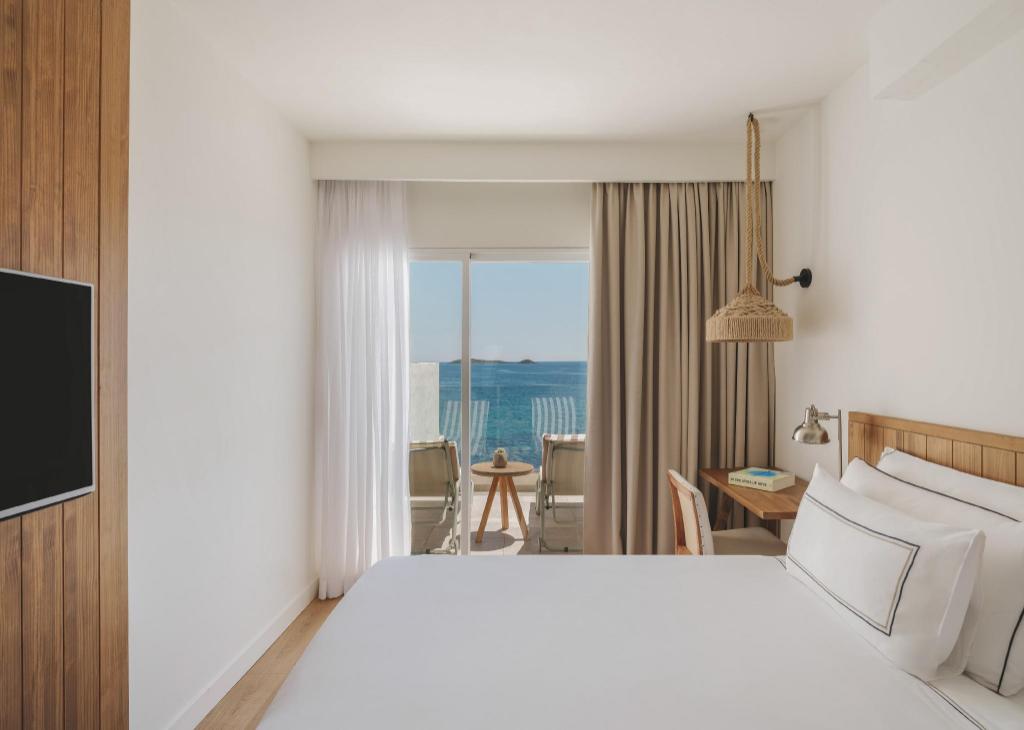 2 Bedrooms, Master, the Level, Suite, Queen and Twin Beds