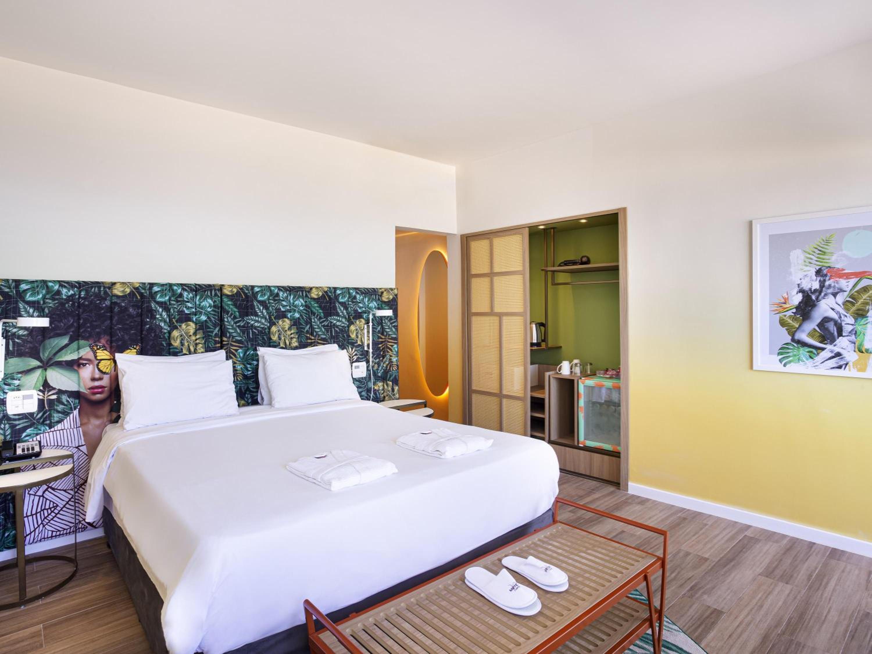 EXECUTIVE, DOUBLE BED, SIDE SEA VIEW, BALCONY