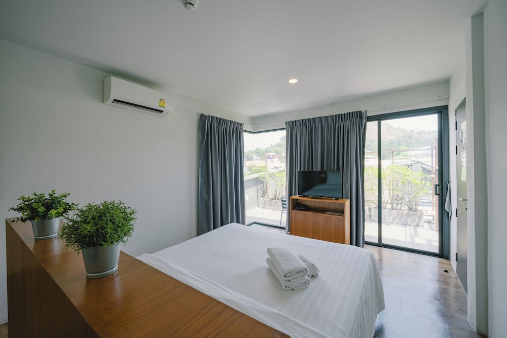 ROOM, MOUNTAIN VIEW
