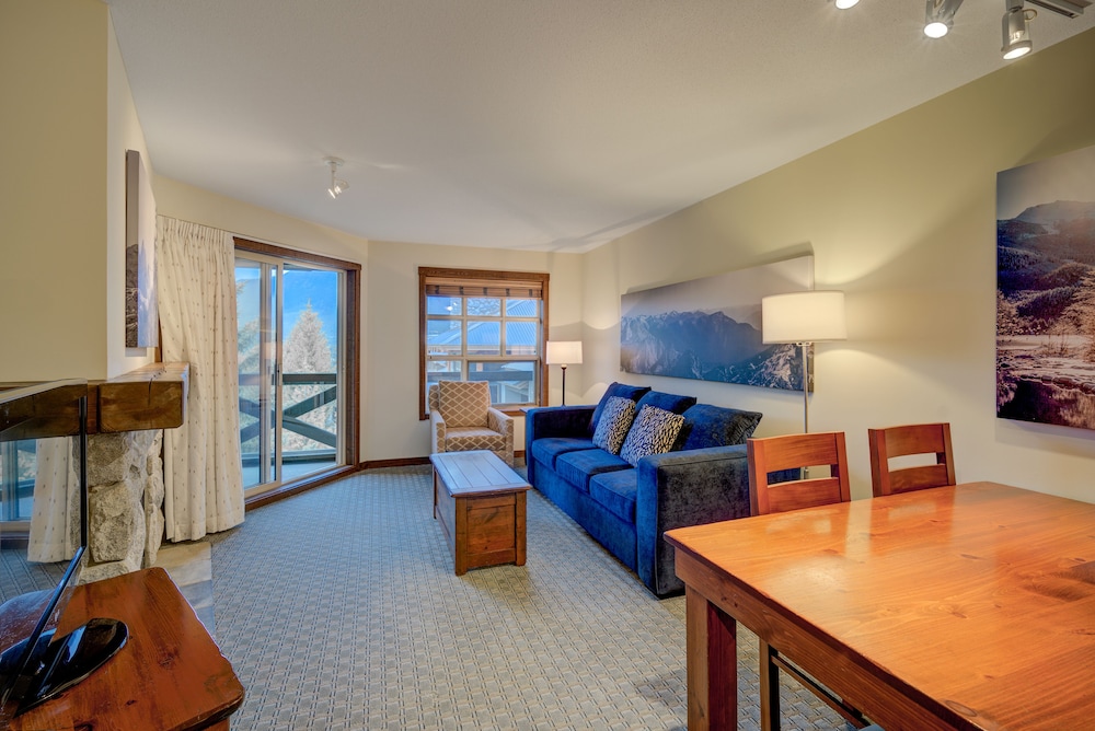 Blackcomb Springs Suites by CLIQUE 37/70
