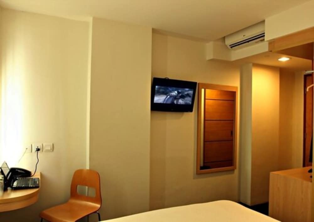 M Hotel Jakarta 33/67