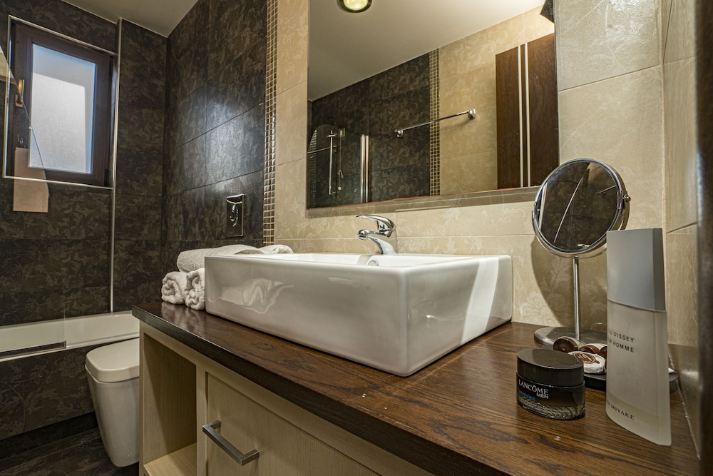 Golden Bay Suites 24/67