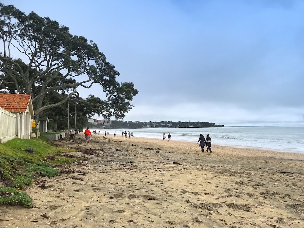 Carnmore Hotel Takapuna 61/65