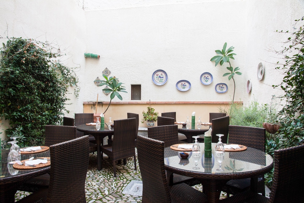 La Plumeria Hotel 53/55